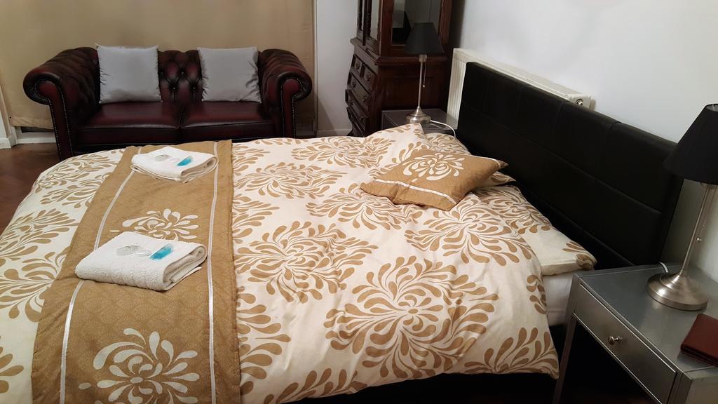 Oyo Guest House Ellipse Whetstone Habitación foto