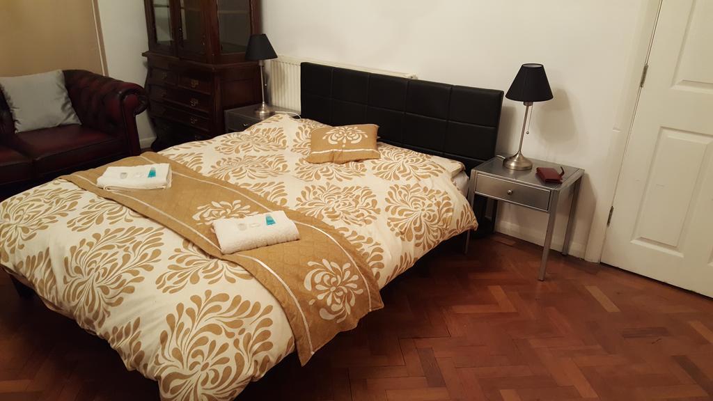 Oyo Guest House Ellipse Whetstone Habitación foto