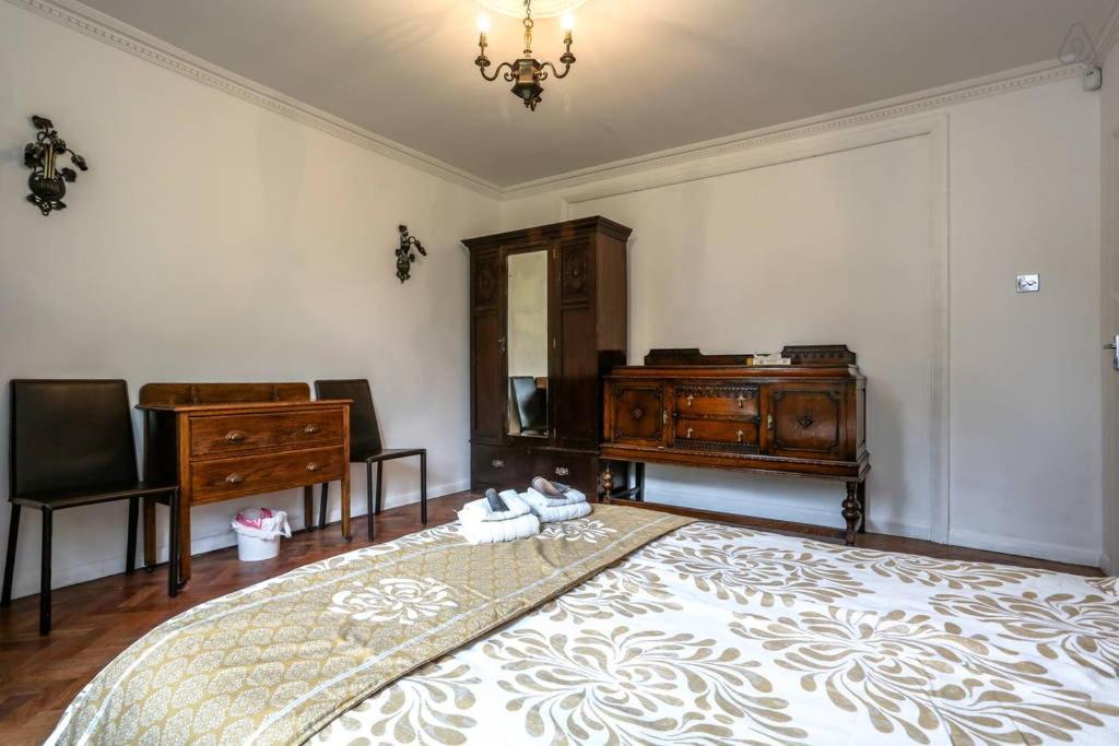 Oyo Guest House Ellipse Whetstone Exterior foto